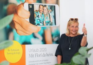 Dr. Ingrid Fitzek-Unterberger mit Motiv der Image-Kampagne 2020 der BUWOG. Foto: Divé