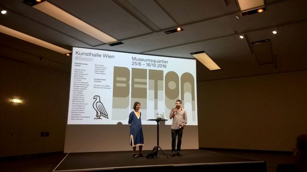 Vanessa Joan Müller und Nicolaus Schafhausen bei der Pressekonferenz zur Ausstellung