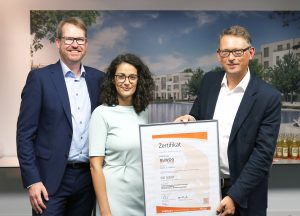 ISO 50001: Zertifikatübergabe durch Jochen Buser (r.) von GUTcert an BUWOG-Geschäftsführer Alexander Happ (l.) und Nachhaltigkeitsmanagerin Amira Zauchner.