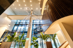 Foyer mit Klasse. Kunst, hochwertige Ausstattung und viel Grün im BUWOG Helio Tower. Foto: Stephan Huger