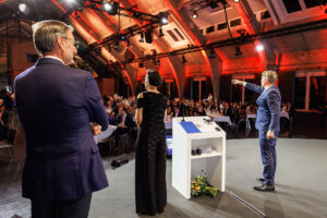 Auctioneer Kilian Jay von Seldeneck conducted the auction for a good cause. Photo: Bürgerstiftung Berlin