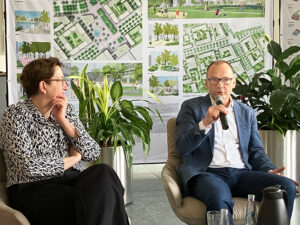 Schönefeld Nord: Bundesministerin Klara Geywitz im Gespräch mit Wolfgang Brost, BER+. Foto: Divé