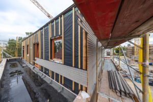 Überwiegend kommt der Rohstoff Holz zum Einsatz, u.a. bei Fassade, Decken, Wänden. Foto: Hechtenberg