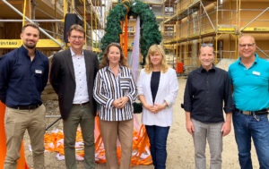 From left: Project manager Julian Wockenfuß, Norman Müller (Knauf Elements), BUWOG managing director Eva Weiß, district councillor Juliane Witt (LINKE), Steffen Keinert (BUWOG sustainability officer), Mario Engel (BUWOG construction management project manager). Photo: Divé