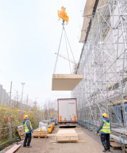 Die Elemente werden per Kran an den richtigen Ort gehoben. Foto: PR