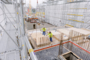 Geschützt im Zelt werden die angelieferten Elemente montiert. Foto: PR