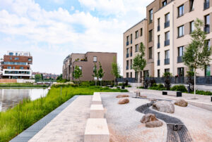 Aufenthaltsqualität: Promenade, Wasserbecken, Spielplatz im BUWOG-Quartier 52° Nord.