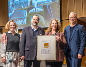 Für das Präsidium der DGNB überreichte Senior Auditor Thomas Kraubitz das Zertifikat an Eva Weiß, Daniel Riedl und Projektleiterin Juliane Holtmeyer. Foto: BUWOG