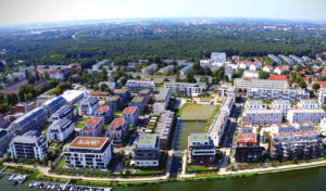 Schwammstadt-Quartier mit zenttrales Wasserfläche im Sommer 2024. Foto: BUWOG
