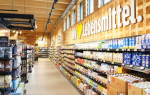 Holzbau kann Retail: Deutschlands erster Supermarkt aus Massivholz. Foto: TRQBRIQ