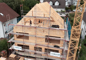 Projekt in Frankfurt: Ein mehrgeschossiges Wohnhaus wird montiert. Foto: TRIQBRIQ